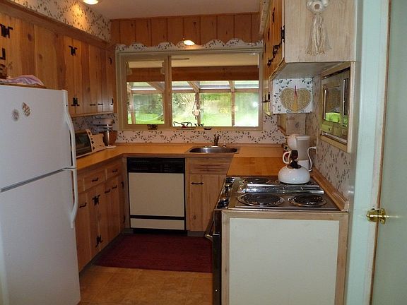 3rd image of 16049 33rd Ave NE