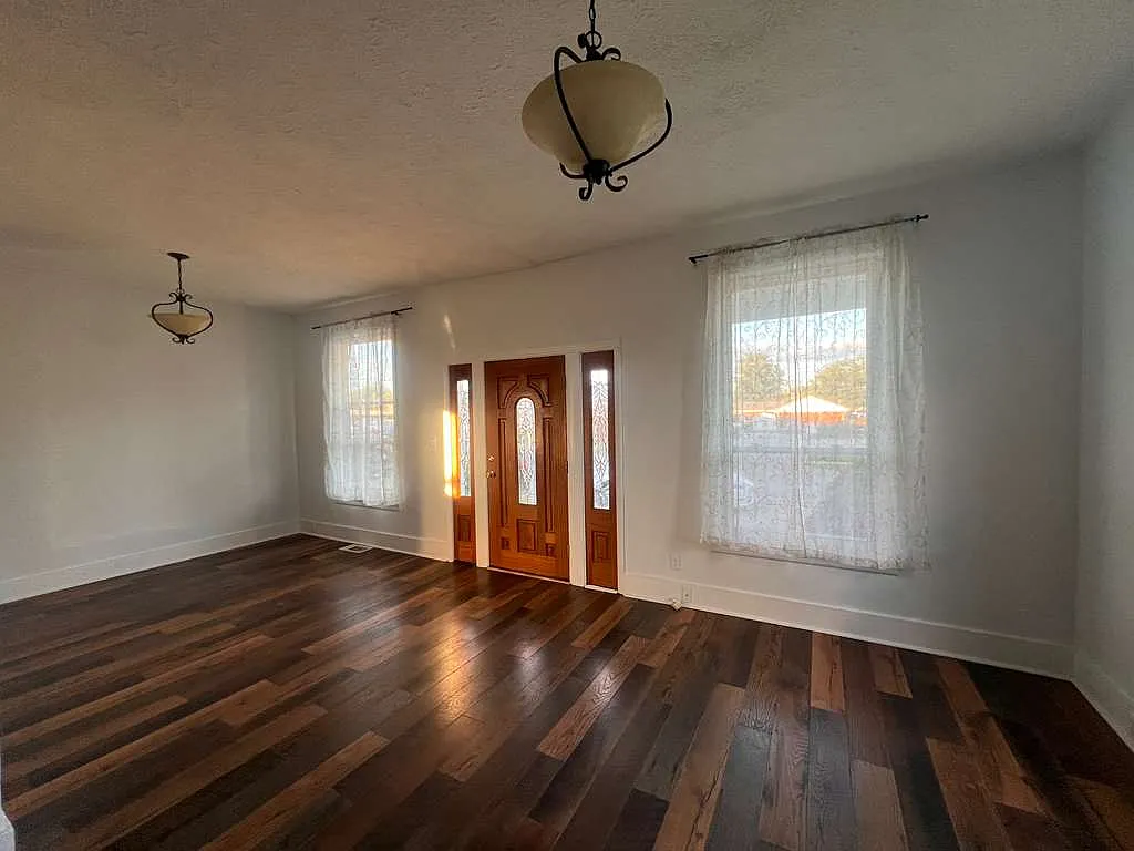3 bed, 2000 sqft, $1,800 — Photo 2