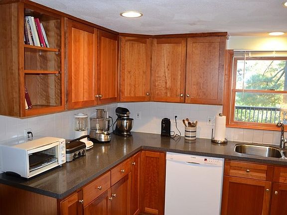 3rd image of 12 Heather Dr