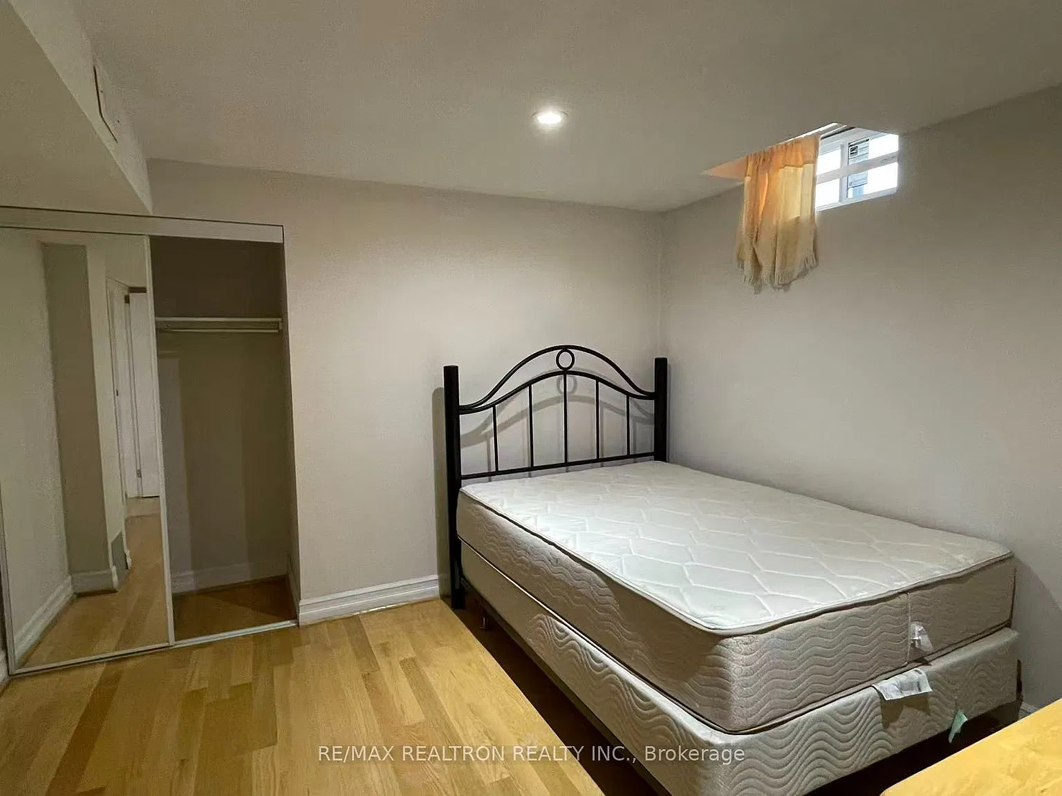 226 Highglen Ave — Photo 3