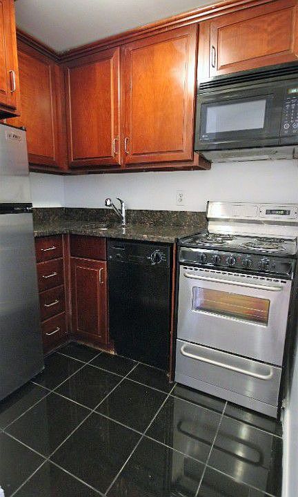 1st image of 525 W 49th St APT 4b