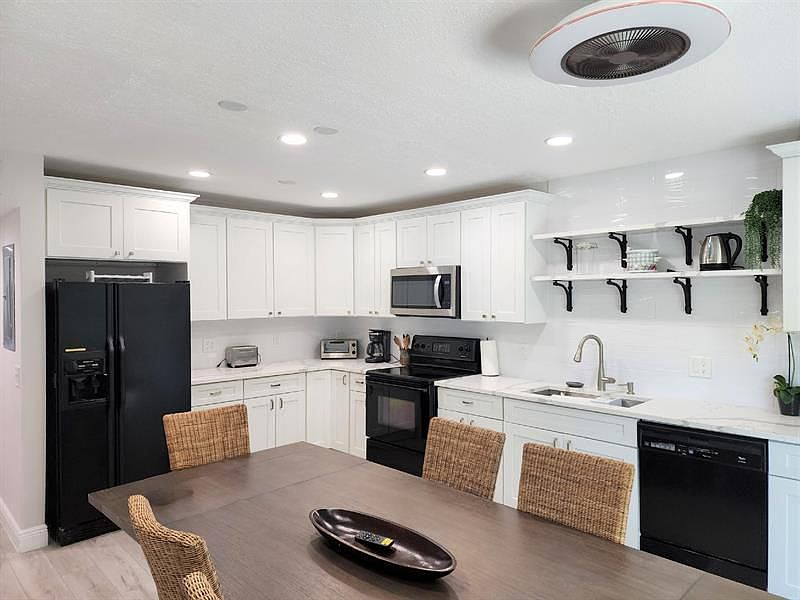 1st image of 572 SE 20th Ave #3