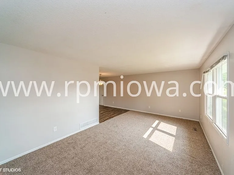 300 5th Ave NW — Photo 4