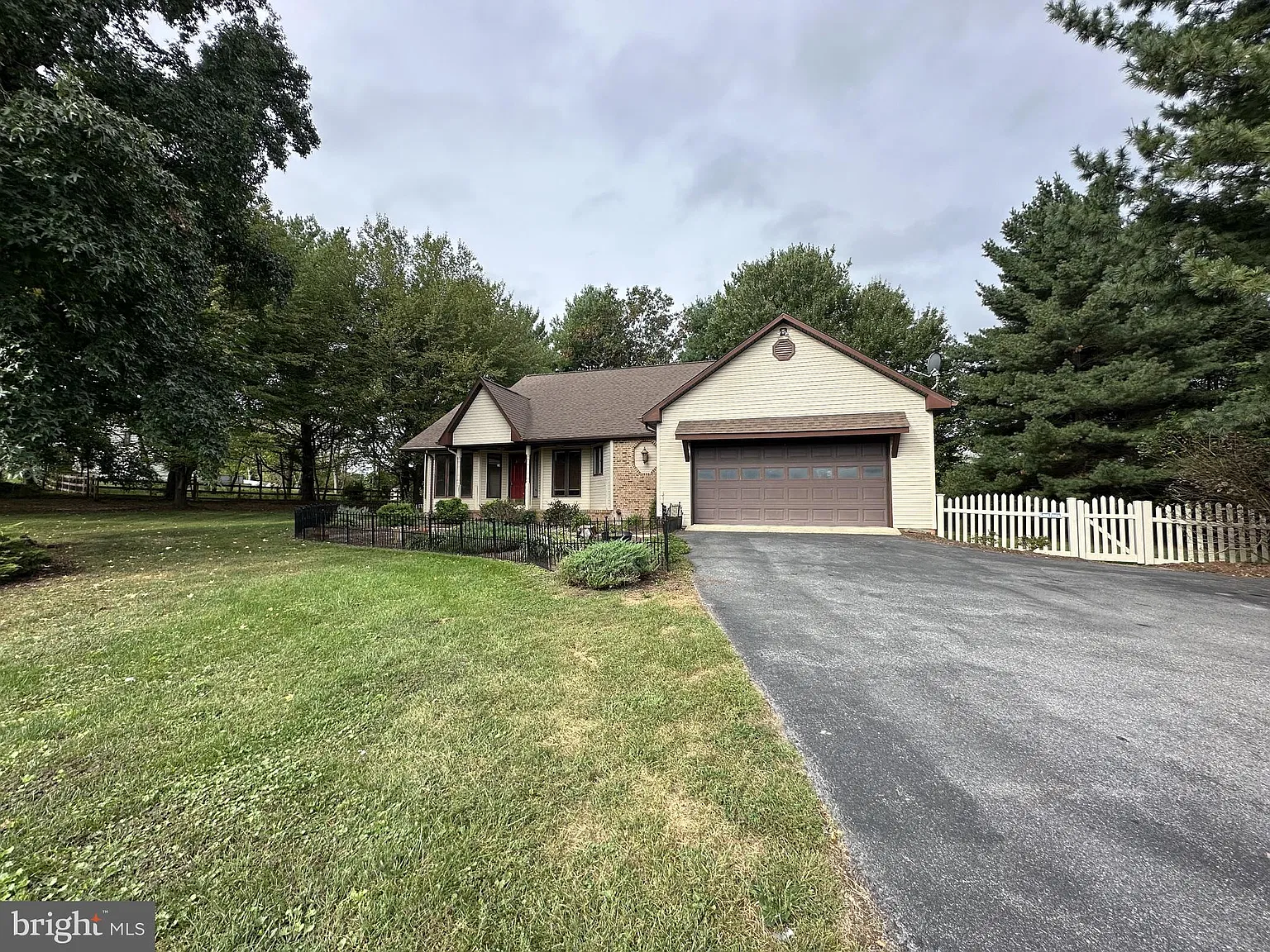 3 bed, 2.0 bath, 1785 sqft, $2,700 — Photo 2