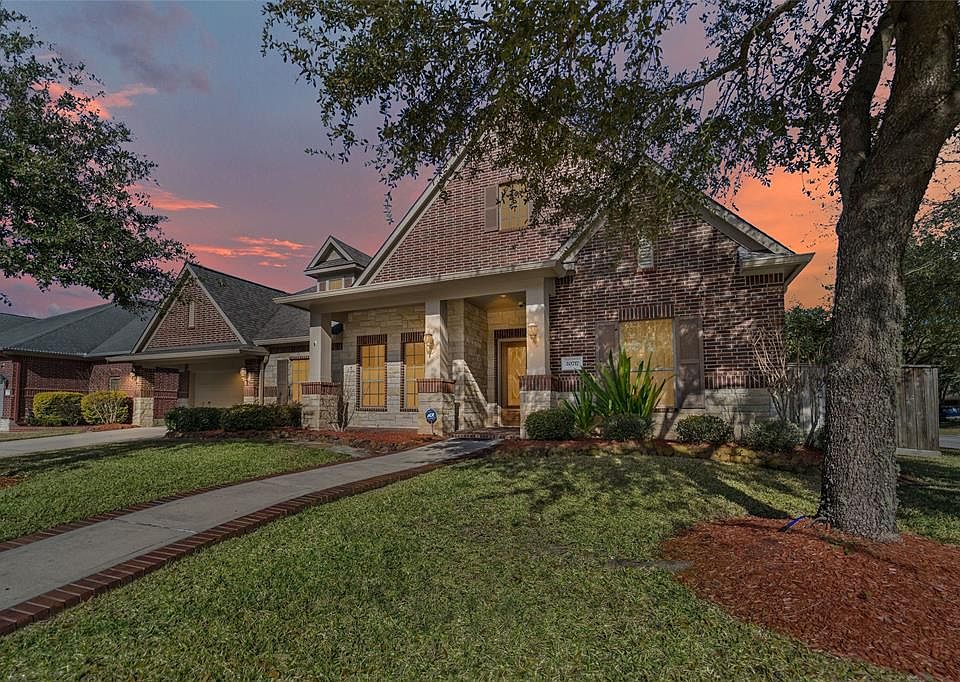 Oakhurst at Kingwood is home to the gorgeous Oakhurst Golf Club, an 18-hole course known among Houston golfers. Other community amenities include a clubhouse with a spacious outdoor pool, pocket parks, and greenbelts.