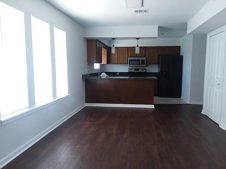 2933 Fairmont Dr — Photo 5
