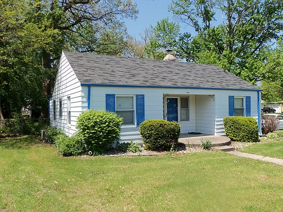 2nd image of 901 Garden Ln