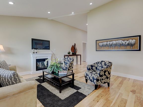 3rd image of 3941 Martin Dr