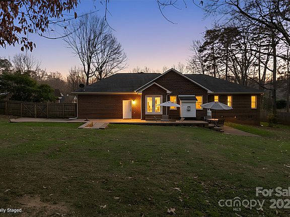 4th image of 3973 Huntington Ct