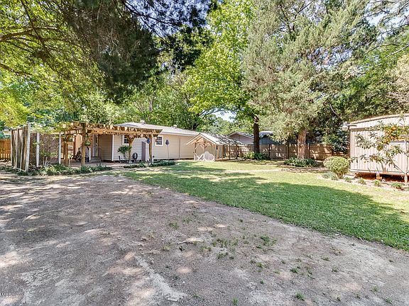 3rd image of 730 Eaton Dr