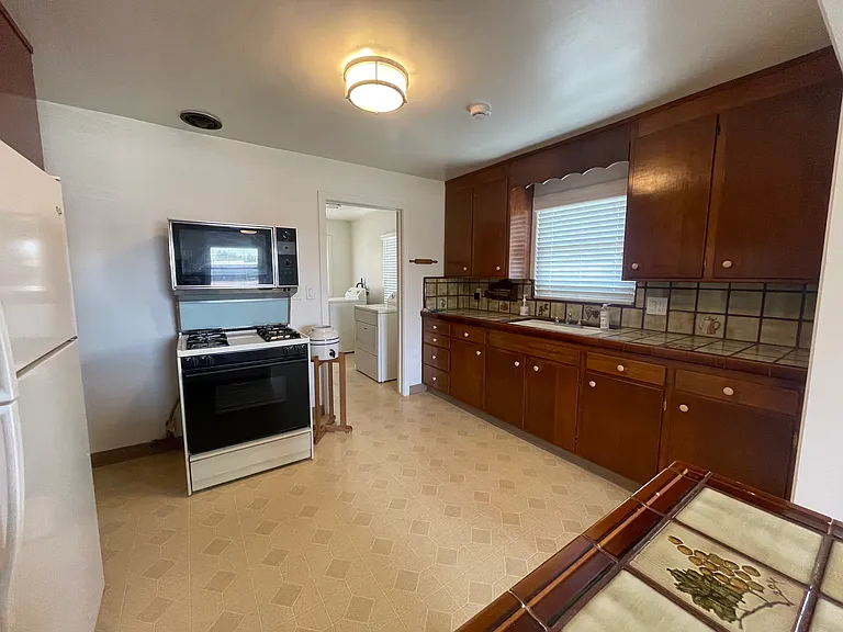 14157 Euclid Ave — Photo 10