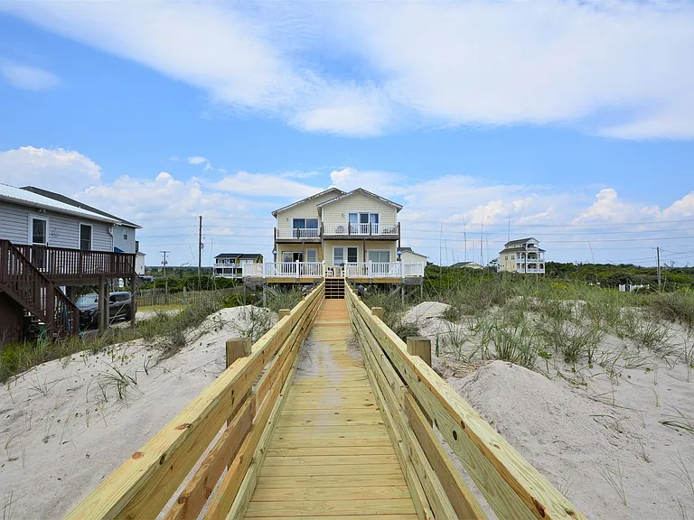 3812 Island Dr — Photo 1