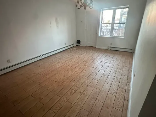 195 Stanhope Street image 1 of 7