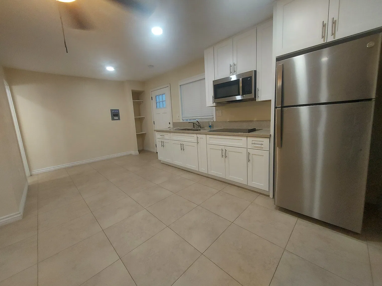 Studio, 900 sqft, $1,600 — Photo 2