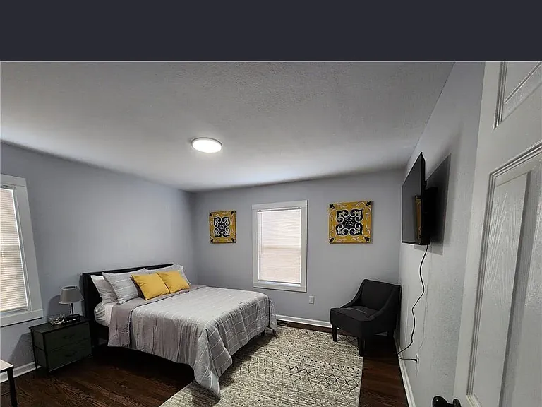 5811 Chestnut Ave — Photo 2