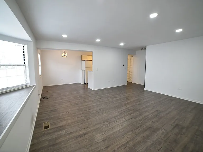 437 N Cambridge Dr — Photo 2