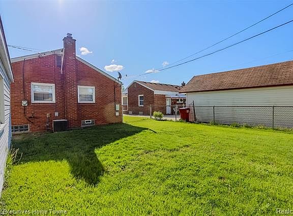 5th image of 28603 Edward St