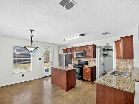 3rd image of 1012 Triple Crown Dr
