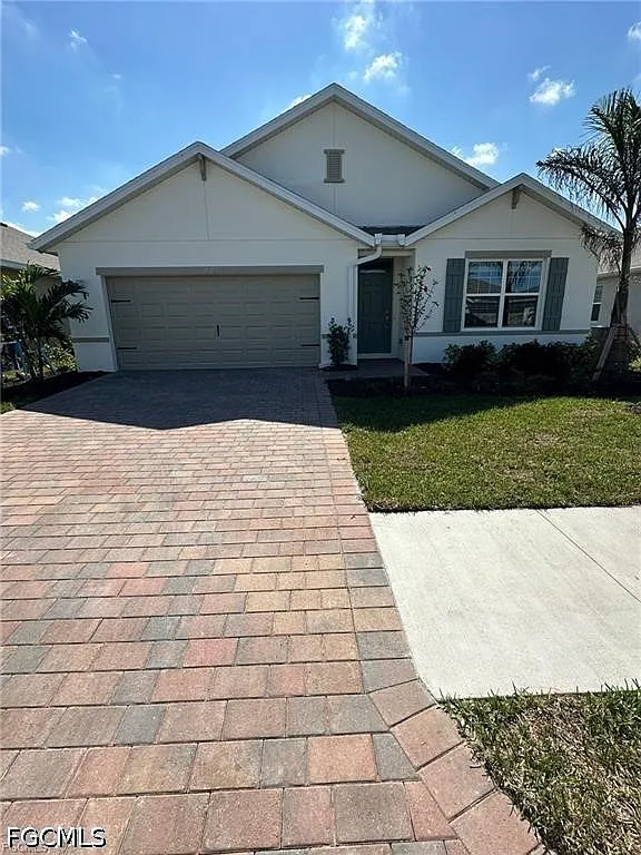 4 bed, 2.0 bath, 1828 sqft, $2,200 — Photo 1