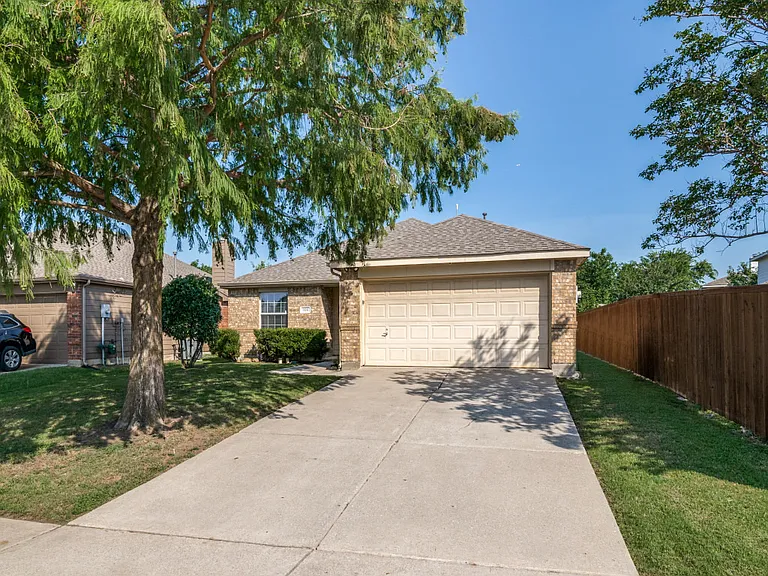 1109 Alexandria Dr — Photo 1