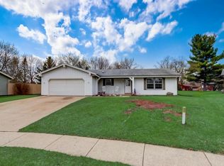 1141 Eastern Trl, Mukwonago, WI 53149
