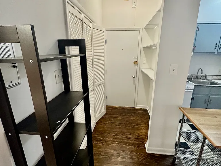 320 Constitution Ave NE — Photo 8