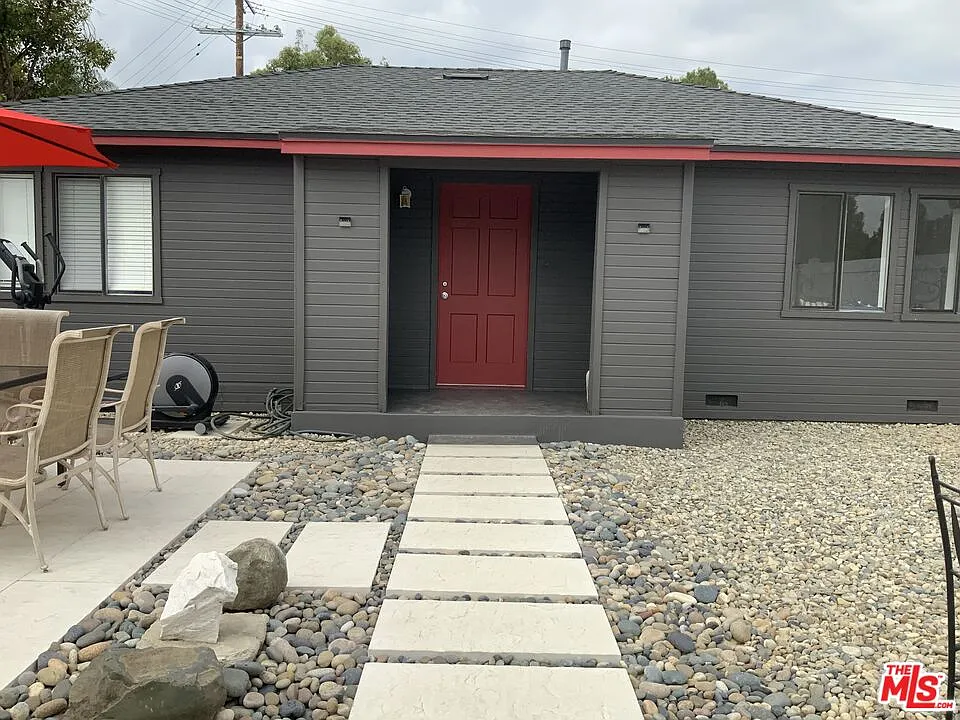 2 bed, 1.0 bath, 900 sqft, $3,000 — Photo 1