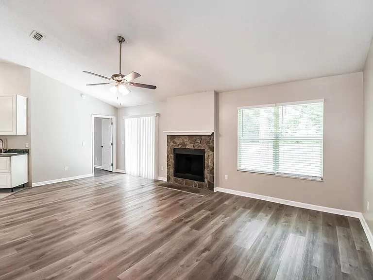 465 Oldfield Dr — Photo 3