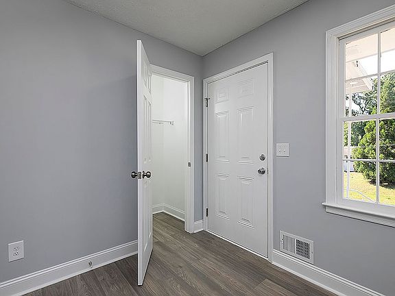 4th image of 150 Long Dr SW