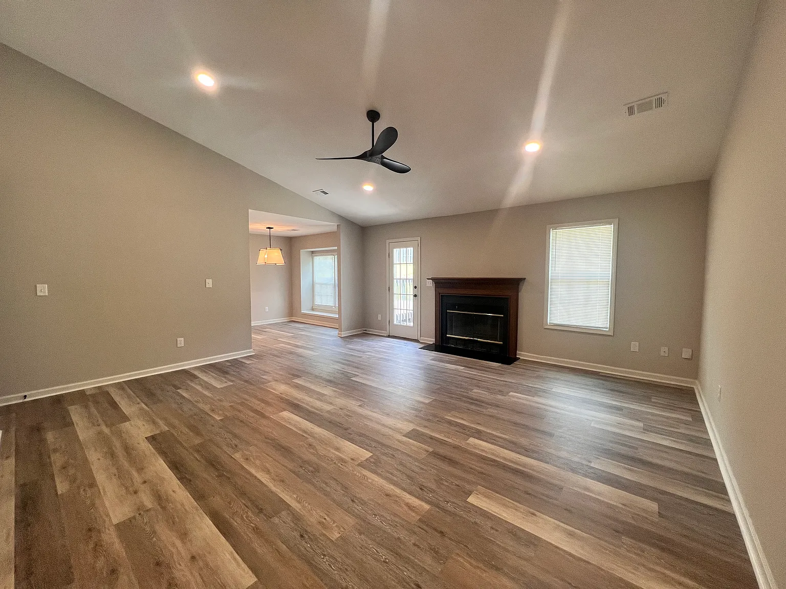 3 bed, 1400 sqft, $1,950 — Photo 2