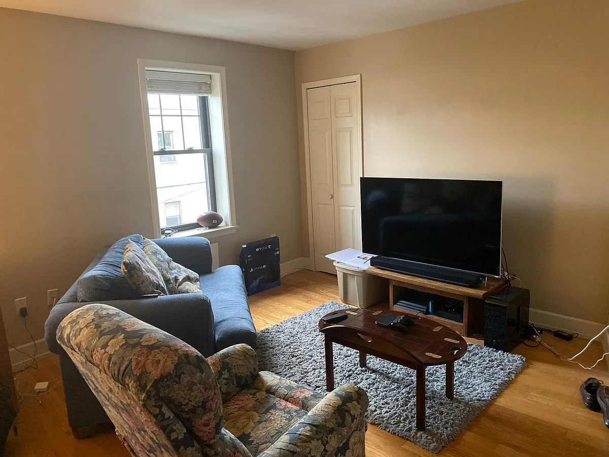 Photo 2 of 11 - 1600 S 13th St #3B - Philadelphia, PA Building Photo - 1600 S 13th St #3B