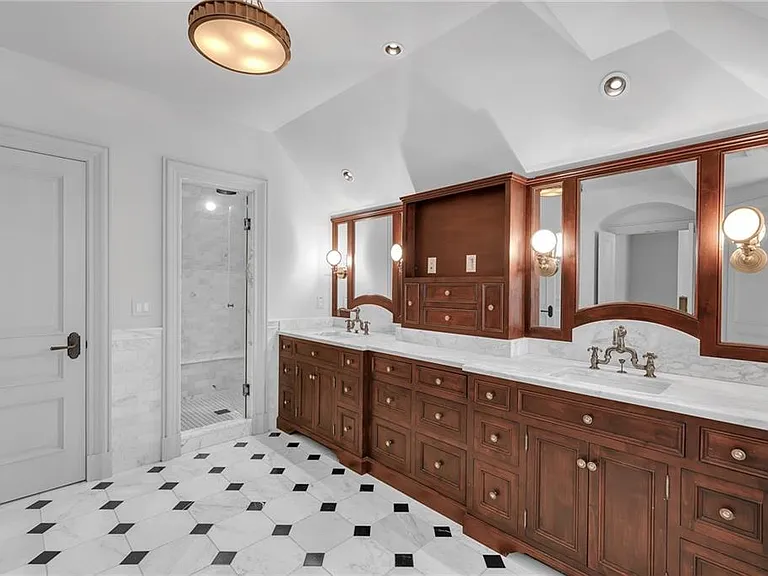 425 Broadland Rd NW — Photo 32