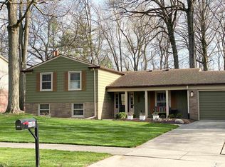 8495 Glengarry Rd, Grosse Ile, MI 48138