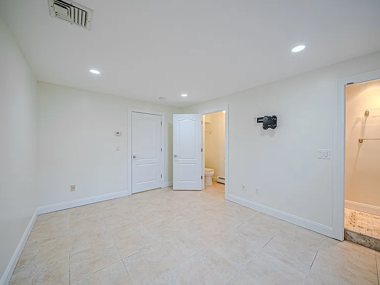 47 Columbus Dr — Photo 7