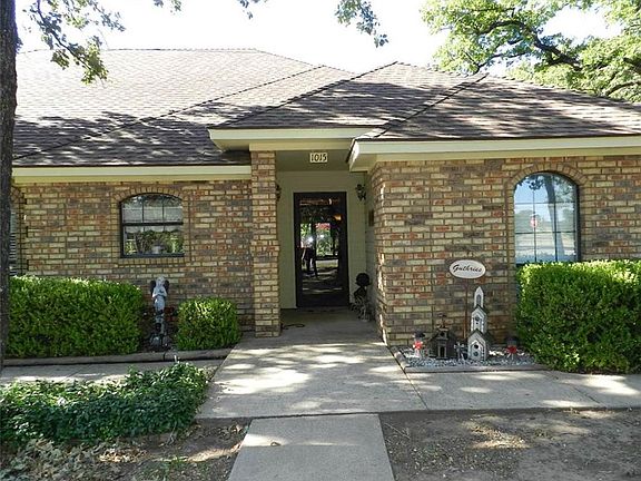 3rd image of 1015 Greenbriar Dr