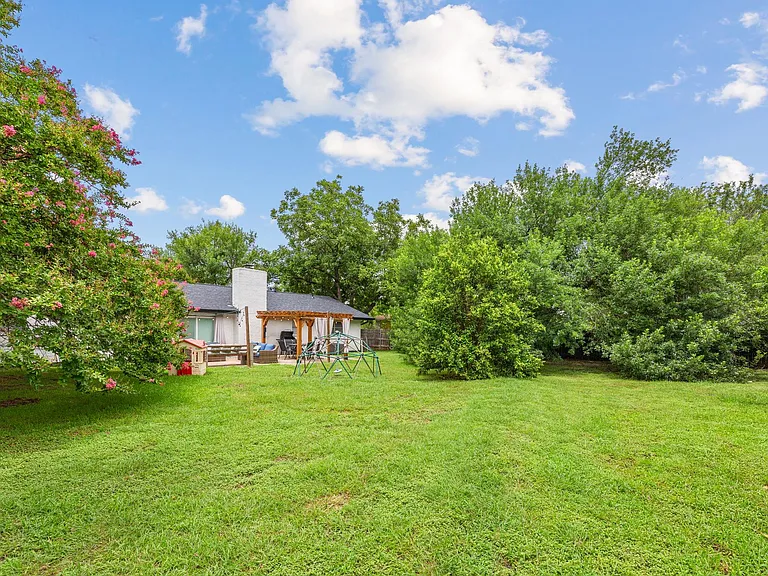 201 Fairlane Dr — Photo 26