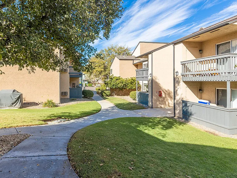 Willow Creek Apartments — Photo 15