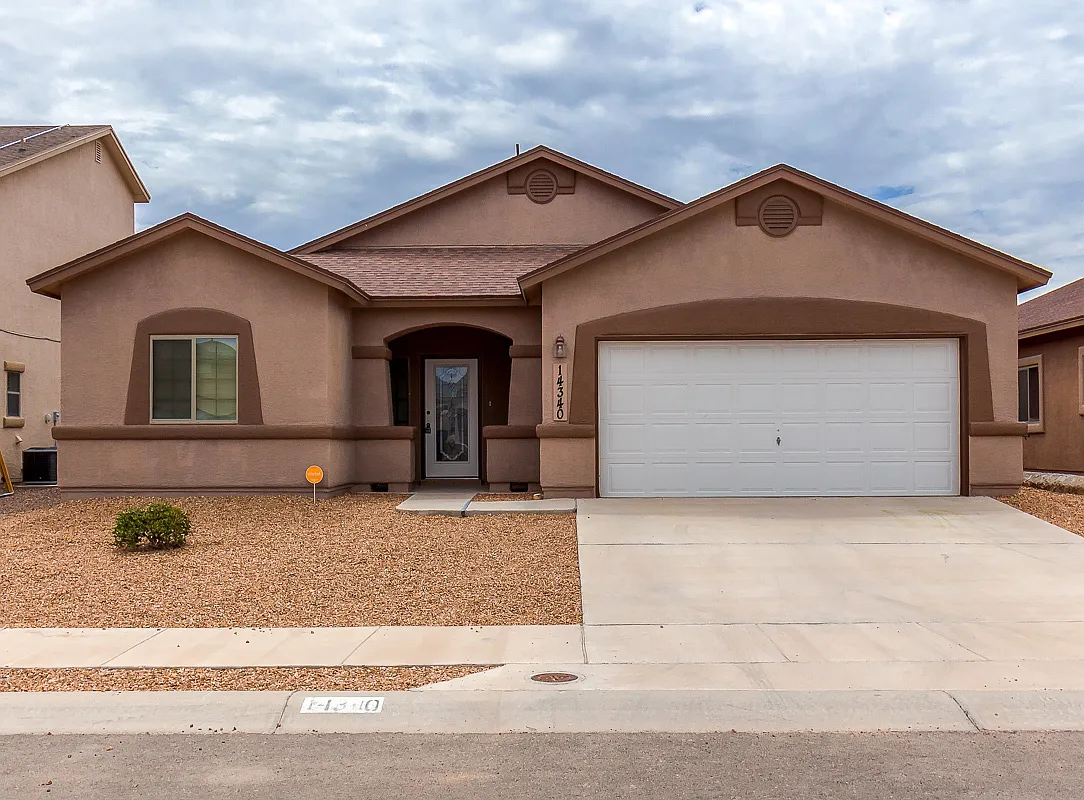 Spacious 4 Bedroom Home with Refrigerated Air for Rent - — Photo 1