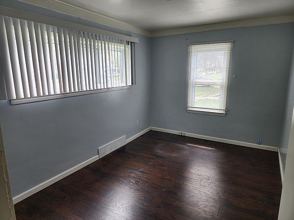 4th image of 24361 Cloverlawn Ave