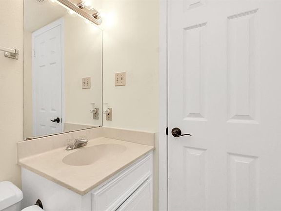 4th image of 2125 Broadlawn Dr