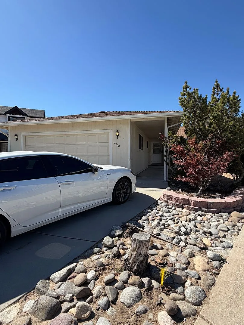 Spacious 3-Bedroom, 2-Bathroom Home for Rent in Carson City. — Photo 1