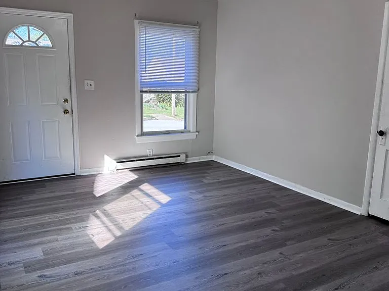 708 E 6th St — Photo 3