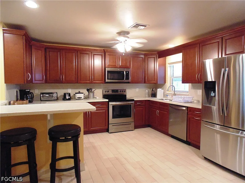 4 bed, 2.5 bath, 2922 sqft, $4,200 — Photo 3