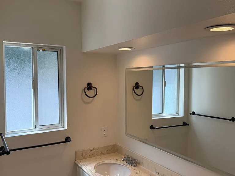 2523 S Bentley Ave — Photo 17