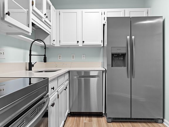 3rd image of 3850 Windridge Ct #1