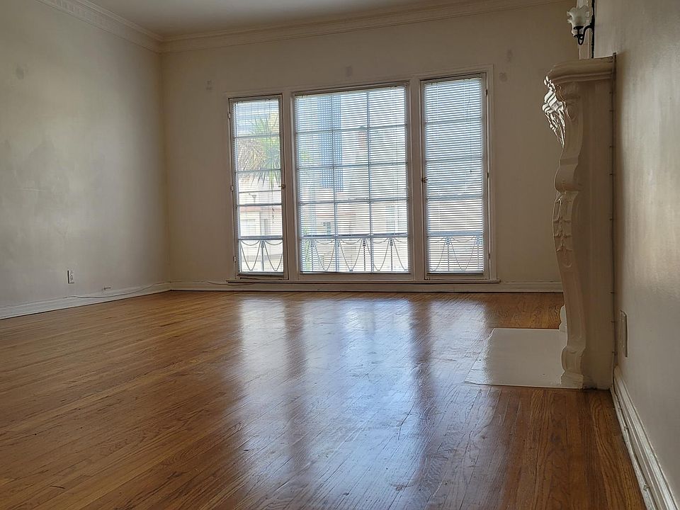 LARGE, FRONT FACING AND BRIGHT LIVING ROOM
