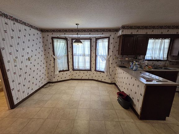5th image of 1006 Southeast Cir