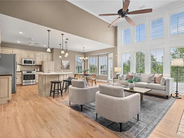 20306 W 99th Ter, Lenexa, KS 66220