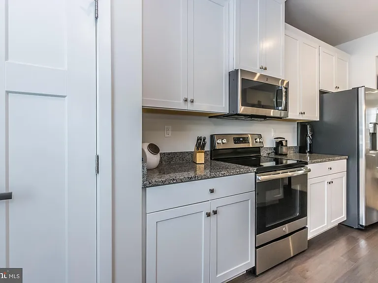 225 S Adams St — Photo 7