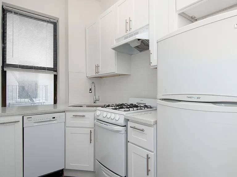 25 Thompson St #12 — Photo 4